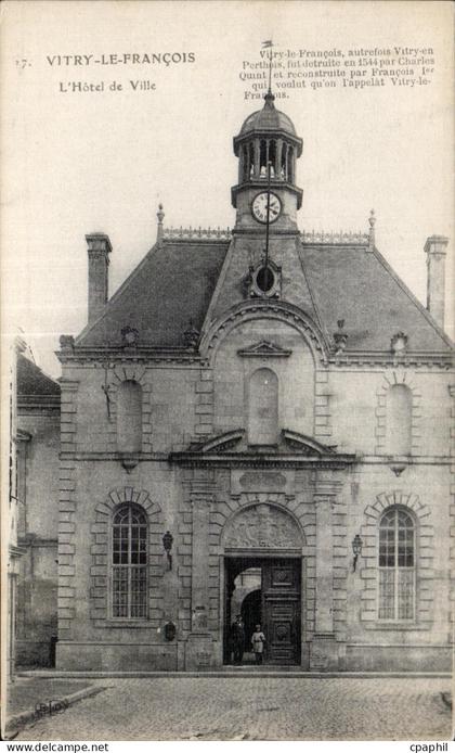 CPA Vitry le Francois Marne l Hotel de Ville