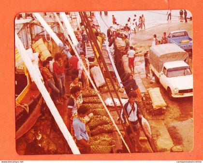 16237 / Warf de LEAVA Débarcadère Arrivée Bateau Fourgonnette PEUGEOT 404 DATSUN 1982 Photo 11x9cm Wallis et Futuna