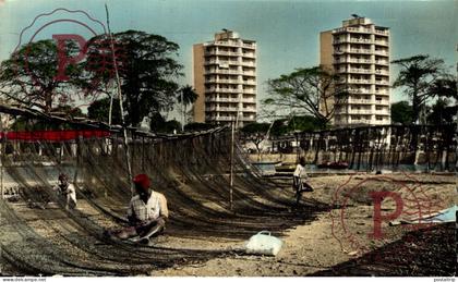GUINEA. GUINEE CONAKRY Filets de pêche et gratte-ciel à BOULBINET