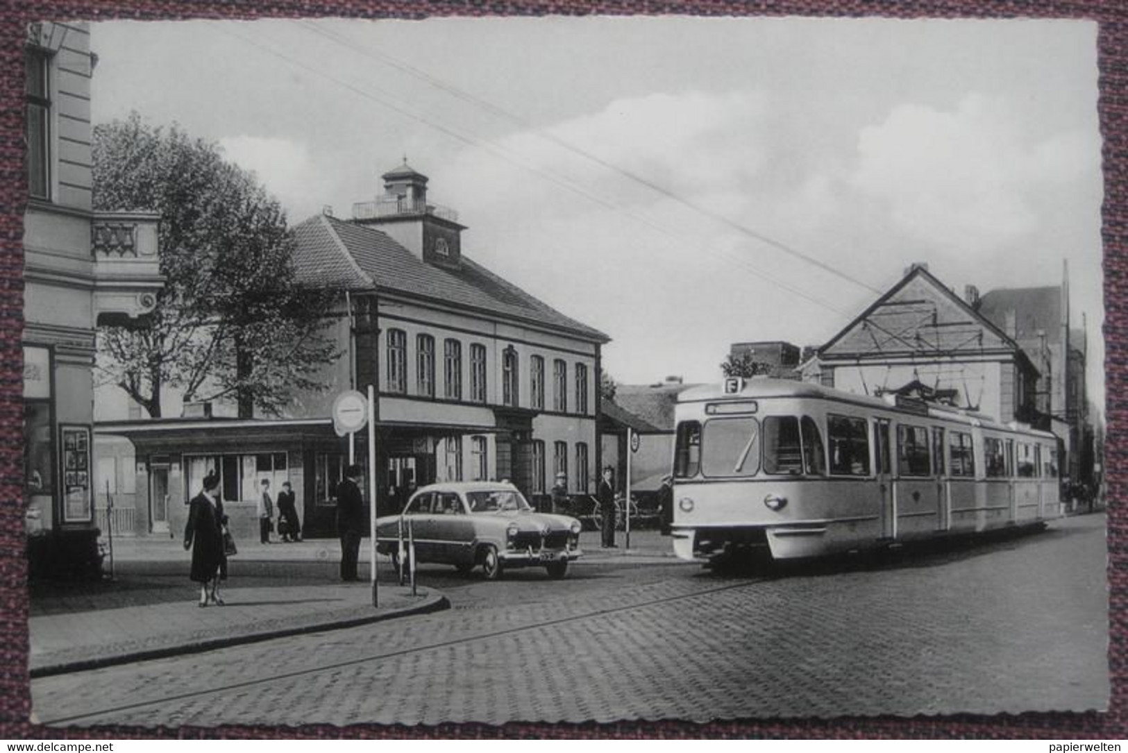 Frechen (Rhein-Erft-Kreis) - Marienschule an der Hauptstrasse / Schienenbus?, Auto