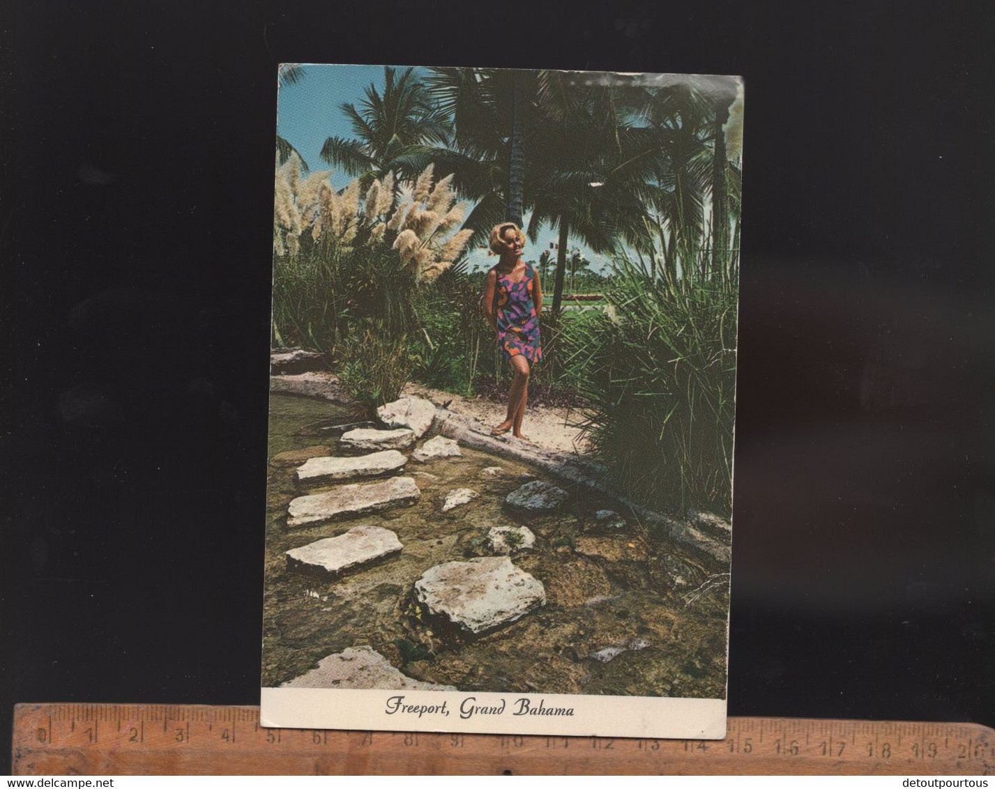 FREEPORT GRAND BAHAMA Bahamas : woman in the garden of the KING's INN HOTEL