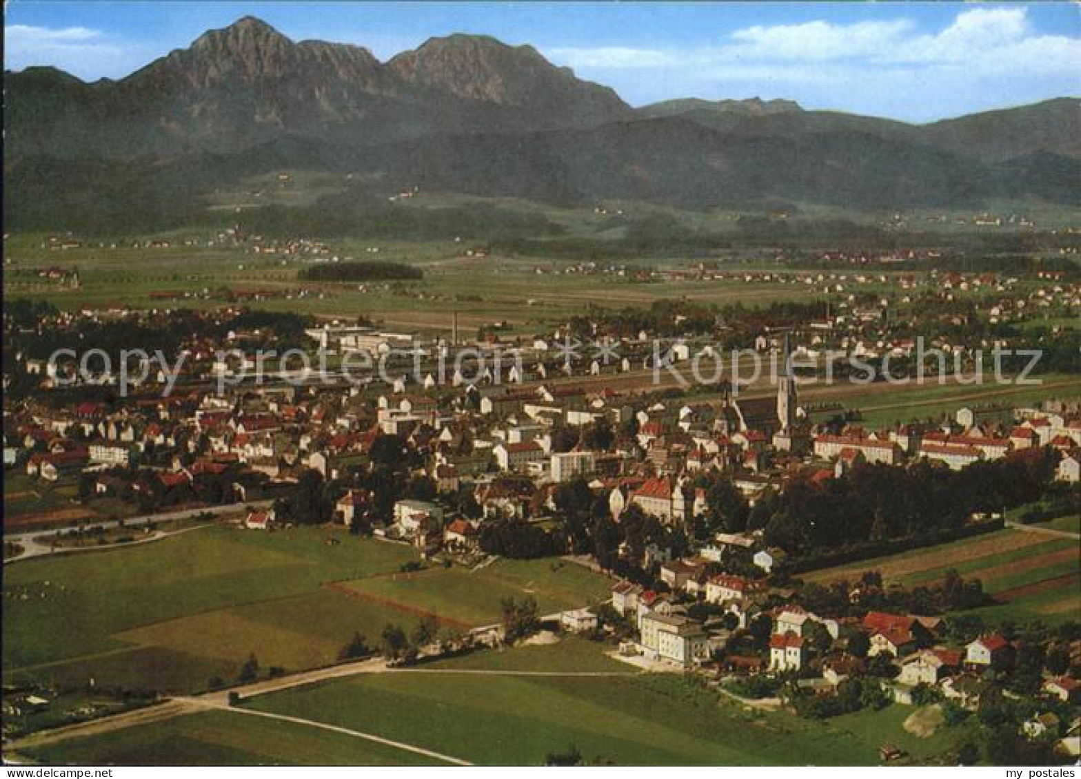 Freilassing mit Hochstaufen und Zwiesel Chiemgauer Alpen Fliegeraufnahme