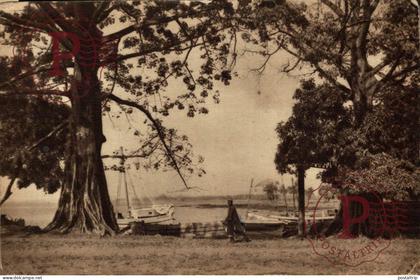 GUINEA. GUINEE FRANÇAISE. CONAKRY. CORNICHE ET BATEAUX DE PECHE.