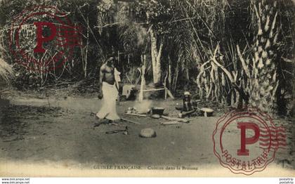 GUINEA. GUINEE FRANÇAISE. Cuisine dans la Brousse.