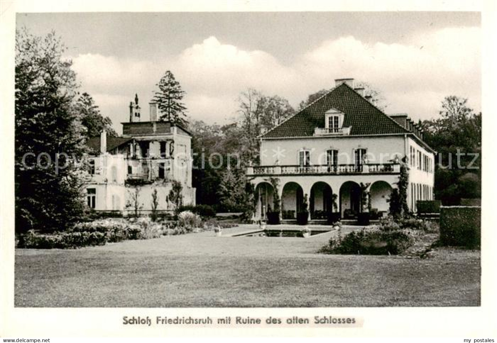 Friedrichsruh  Hamburg Schloss Friedrichsruh mit Ruine des alten Schlosses