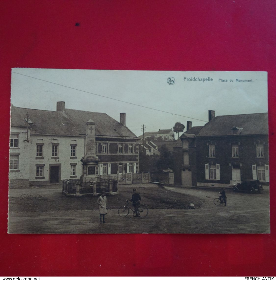 FROIDCHAPELLE PLACE DU MONUMENT