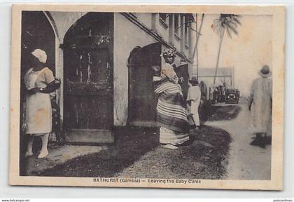 GAMBIA - BATHURST - Mother leaving the baby clinic - Publ. unknown