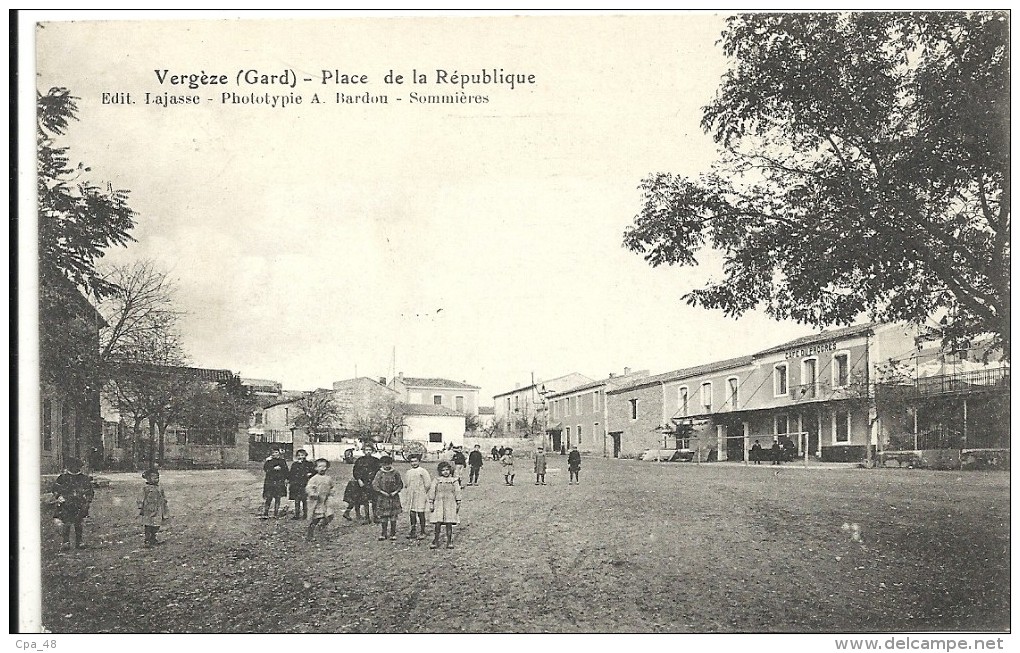 Gard : Vergèse, Place de la Republique, Animée