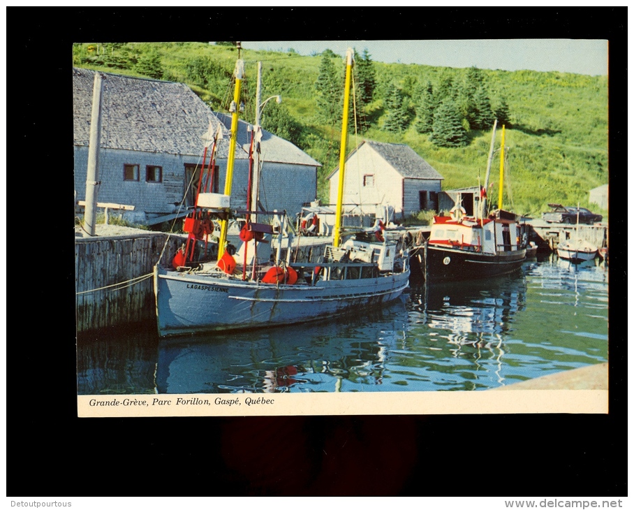GASPE Gaspésie Quebec Canada : hameaux de pêcheurs bateaux de pêche LA GASPESIENNE fishing boat