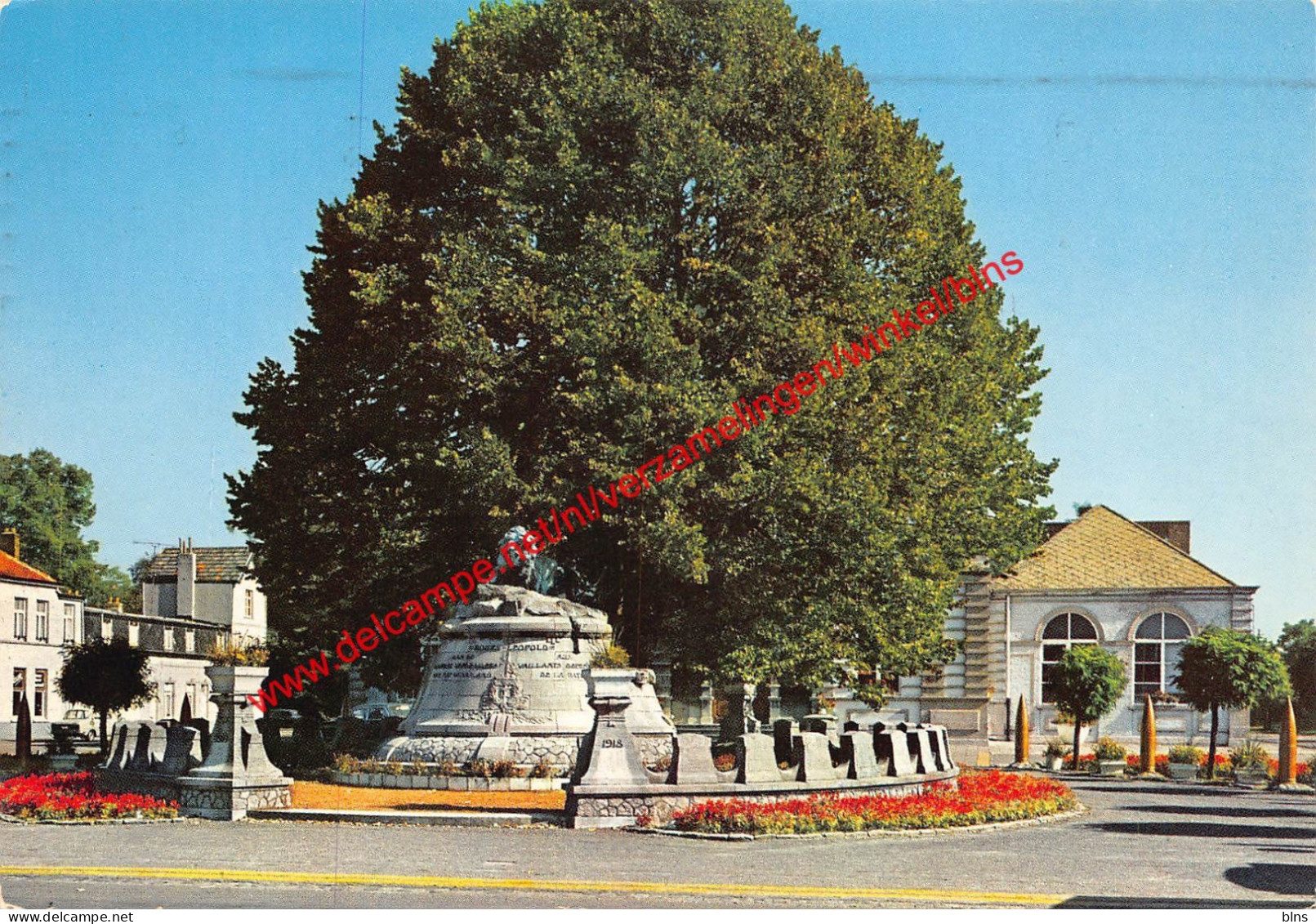 Gemeentehuis met monument - Leopoldsburg