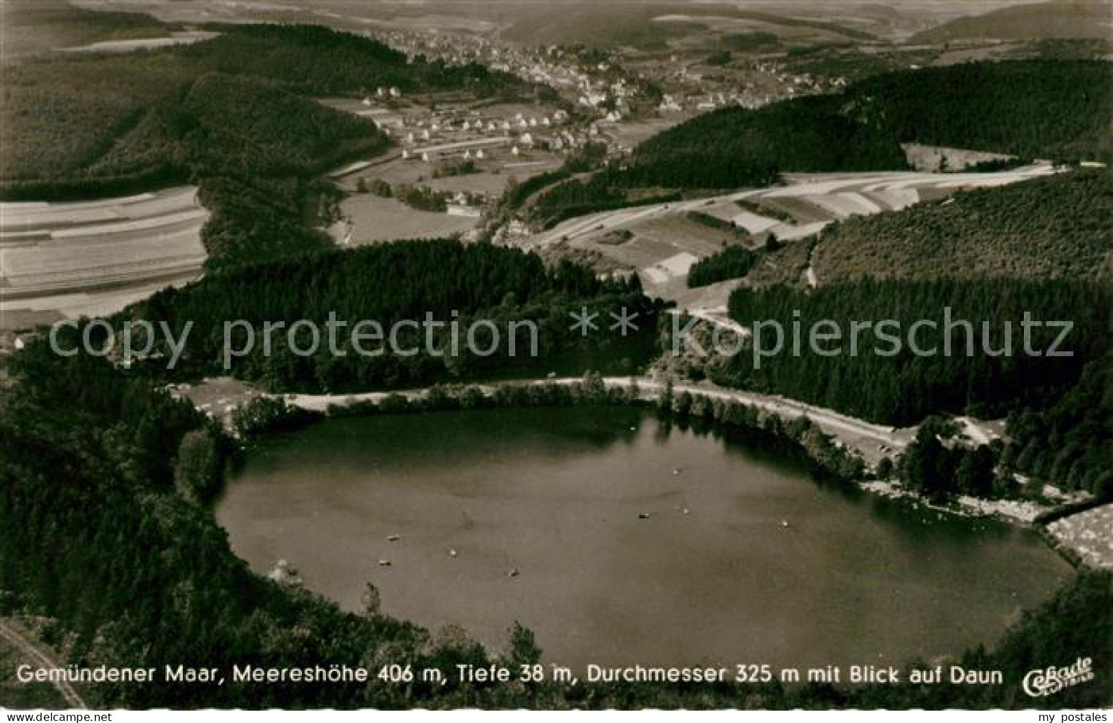Gemuendener Maar Daun Vulkaneifel Rheinland-Pfalz Fliegeraufnahme Daun