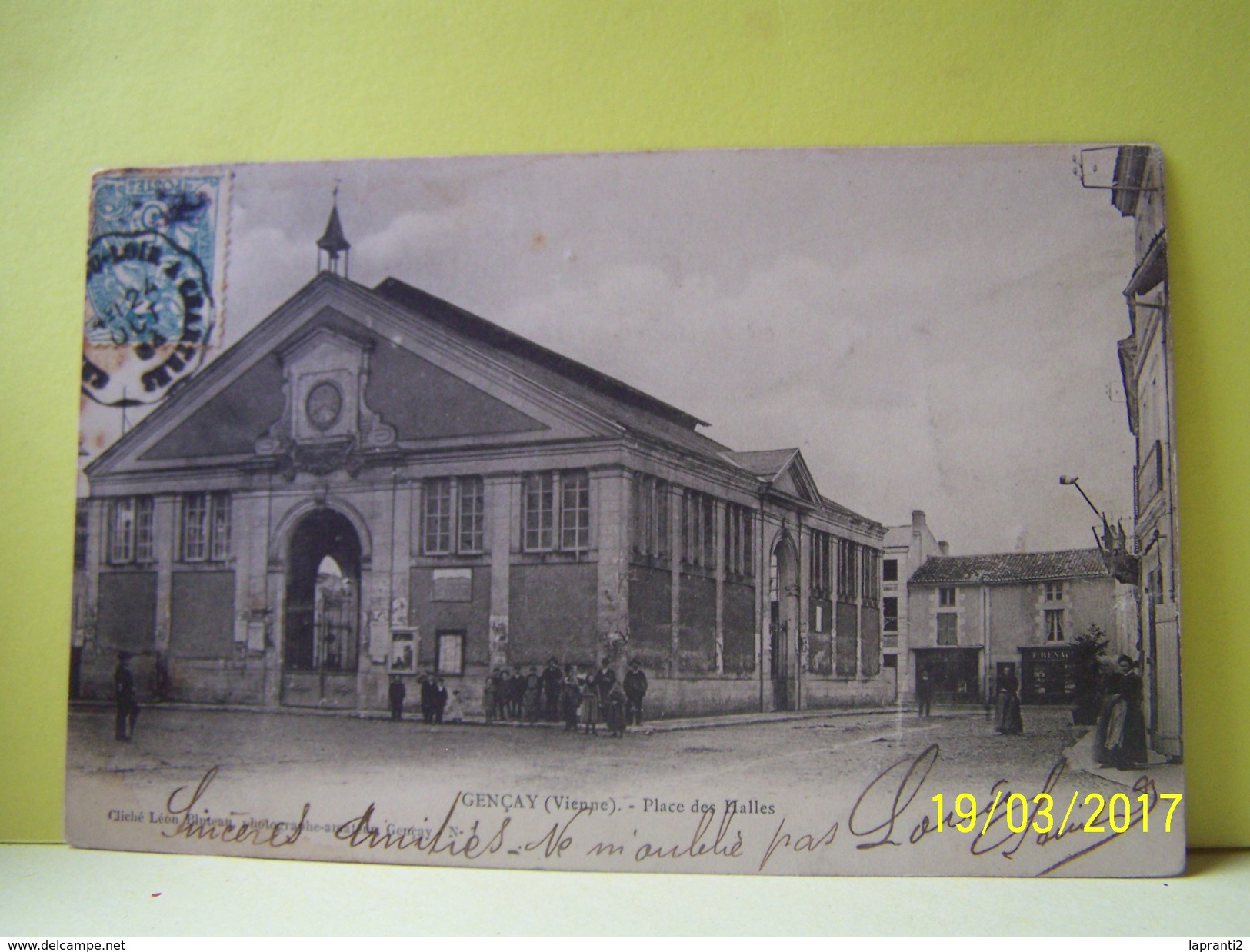 GENCAY (VIENNE) LES MARCHES. PLACE DES HALLES.