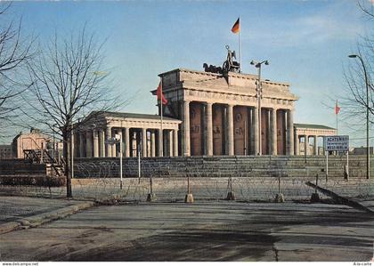 ALLEMAGNE BERLIN LA PORTE DE BRANDEBOURG APRES LE 13 AOUT 1961