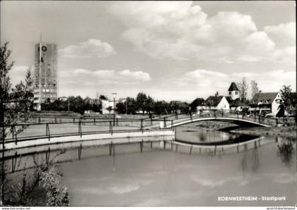 CPA Kornwestheim in Württemberg, Stadtpark, Brücke, Gebäude im Hintergrund