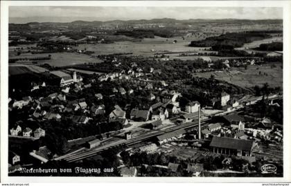 CPA Meckenbeuren in Oberschwaben Württemberg, Luftaufnahme von ländliche Landschaft, Häuser, Bahn