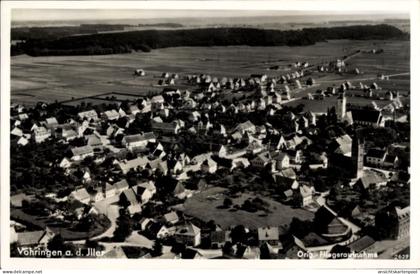 CPA Vöhringen an der Iller Schwaben, Luftaufnahme von Vöhringen, zahlreiche Häuser, Kirche, landwi
