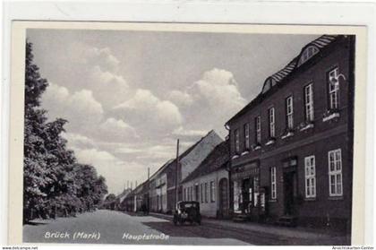 39001428 - Fotokarte von Brueck i.d.M.. Abgebildet ist die Hauptstrasse mit einem PKW. Postalisch nicht befoerdert. Top