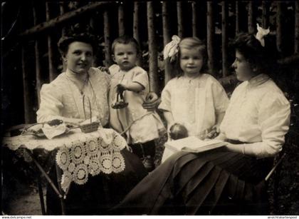 CPA Kostebrau Lauchhammer in der Niederlausitz, Eine schwarz-weiße Fotografie, die drei Frauen ...