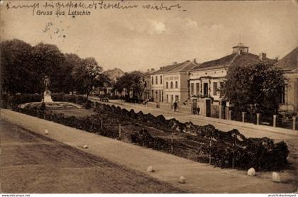 CPA Letschin im Oderbruch, Stadtansicht mit Denkmal, Häusern und Straßenpflaster, Grüße aus Let...