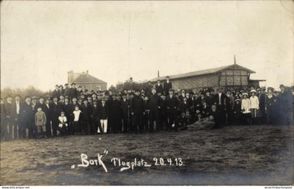 Photo CPA Gollenberg bei Rhinow Havelland, Flugplatz Stölln, Bork, Gruppenbild