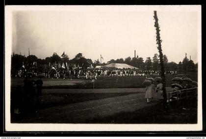 Foto-AK Bünde, Sportplatz bei Regen