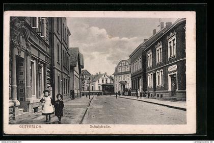 AK Gütersloh, Schulstrasse mit Geschäft