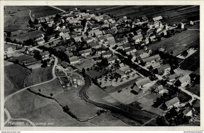 CPA Hausen (bei Offenbach) Obertshausen Hessen, Luftaufnahme des Dorfes landwirtschaftliche Fläch