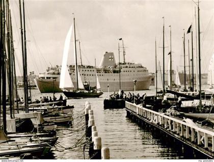 KIEL  CITY Hafen Kronprins-Harald Faehre Segelboote Olympia-Hafen Passagierschif