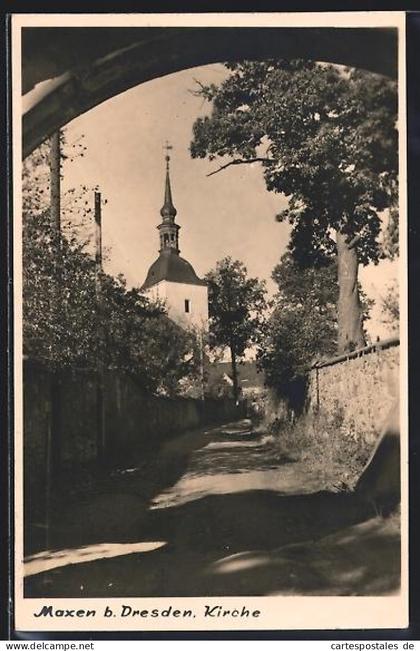 AK Maxen bei Dresden, Kirche, Strassenpartie mit Mauer
