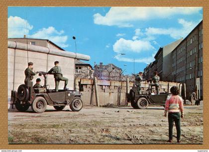 LE MUR DE BERLIN  : " VEHICULES MILITAIRES "
