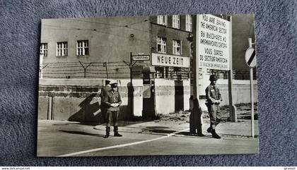 MUR DE BERLIN CHEKPOINT POINT DE CONTRÖLE POUR ETRANGERS RUE FREDERIC ANIMATION FORMAT ANCIEN