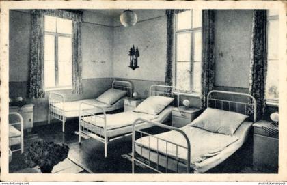 CPA Einbeck in Niedersachsen, Schlafzimmer mit vier Betten, Fenster, Nachttische, Lampen