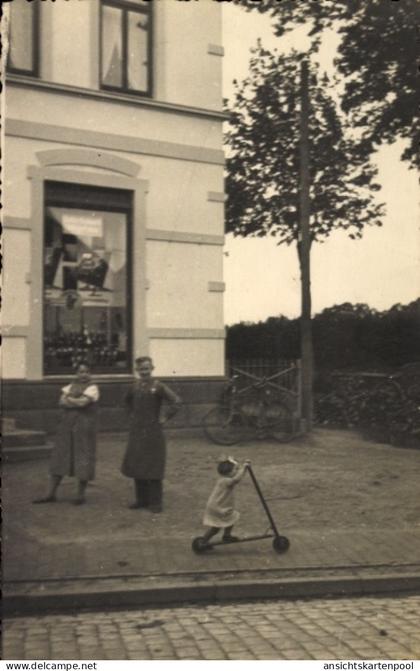 Photo CPA Kirchweyhe Weyhe Niedersachsen, Geschäftshaus, Schaufenster, Anwohner, Kind mit Roller