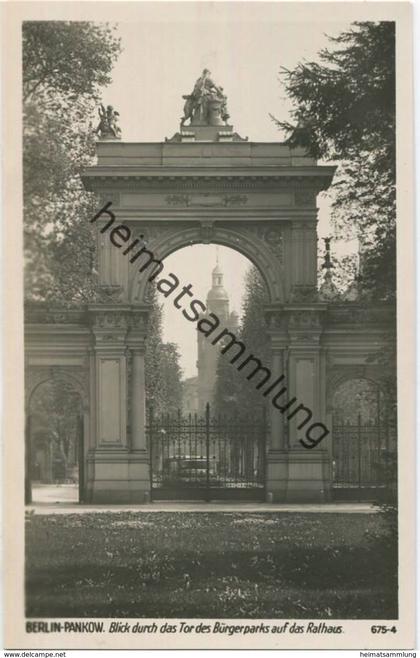 Berlin Pankow - Blick durch das Tor des Bürgerparks auf das Rathaus - Foto-AK 30er Jahre - Verlag Ludwig Walter Berlin
