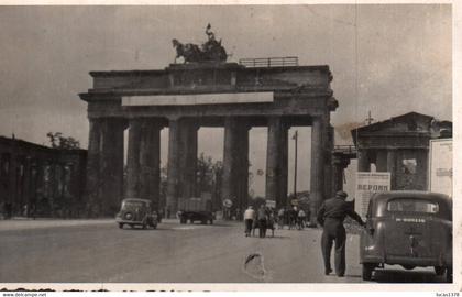 BERLIN / TRES JOLIE PHOTO / PORTE DE BRANDEBOURG / APRES GUERRE / AFFICHE EN RUSSE