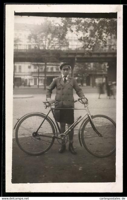 Foto-AK Berlin-Prenzlauer Berg, Fahrradfahrer, Schönhauser Allee mit Magistrale (U-Bahn-Trasse)