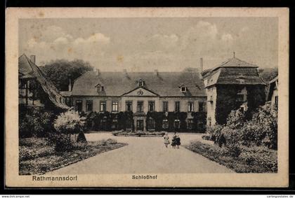 AK Rathmannsdorf, Partie im Schlosshof mit Gartenanlage