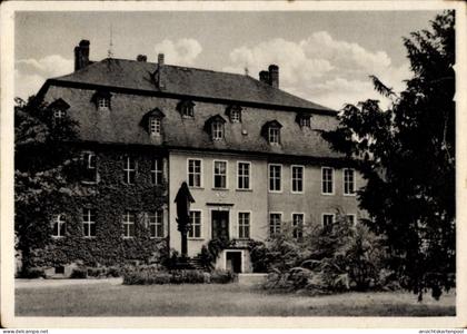 CPA Räckelwitz Oberlausitz, Historisches Gebäude, umgeben von Bäumen, blauer Himmel, keine Persone