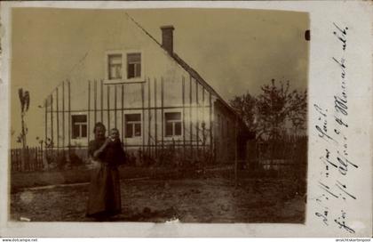 Photo CPA Prausitz Hirschstein in Sachsen, Wohnhaus, Frau mit Kind