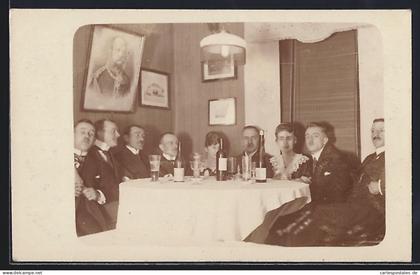 Foto-AK Ziegenhain /Schwalmstadt, Hotel Deutsches Haus, Gesellschaft am Tisch
