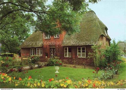 Keitum Sylt Altes-Friesenhaus Reetdach Klinker Garten Rosen Rasen Blumen Sylt