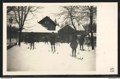 Foto-AK Taunusstein, Bahnhof Eiserne Hand, Frontansicht mit Skiläufern, 1925