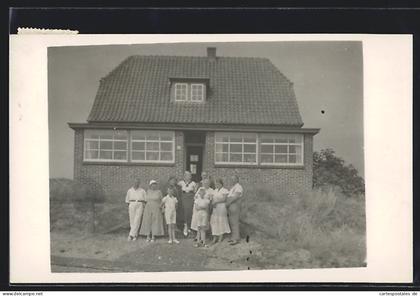 Foto-AK Angermünde, Eigenheim Familie Hübner mit Bewohnern, 1932