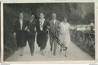 Gruss aus Berneck - Spaziergänger - Foto-Ansichtskarte - Verlag Karl Schitter Berneck
