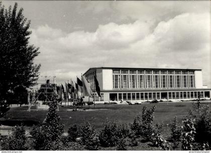 Photo CPA Berlin Lichtenberg Hohenschönhausen, Dynamo Forum, Sporthalle, Flaggen