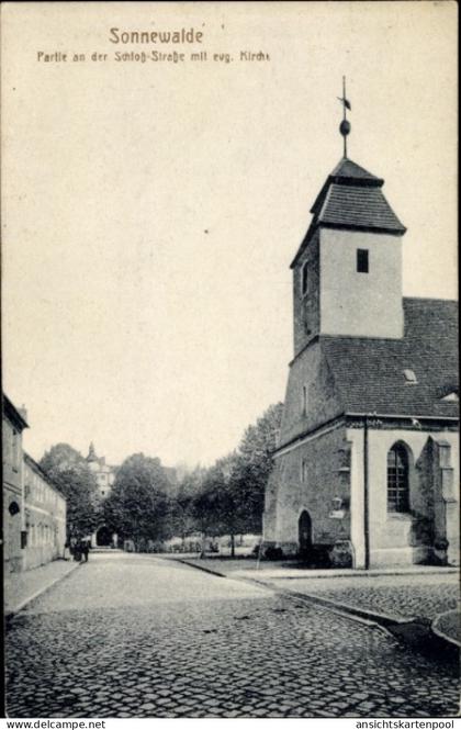 CPA Sonnewalde in der Niederlausitz, Partie an der Schlossstraße mit ev. Kirche