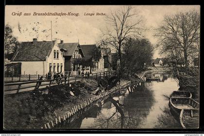 AK Brunsbüttel-Koog, Lange Reihe mit Wohnhäusern, Fluss und Ruderbooten