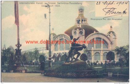 Ringergruppe vor dem Kunstpalast. Düsseldorf 1904.