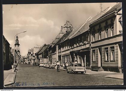 AK Gardelegen, Rudolf-Breitscheid-Strasse mit Passanten