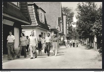 AK Boltenhagen /Kr. Grevesmühlen, Ostseebad, Strasse Mittelweg mit Passanten